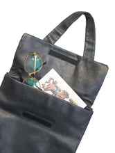 画像をギャラリービューアに読み込む, 00'S "DKNY" VELCRO FLAP LEATHER ONE SHOULDER BAG