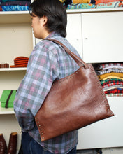 画像をギャラリービューアに読み込む, 00'S "DKNY" STUDS DESIGN LEATHER TOTE BAG