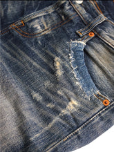 Load image into Gallery viewer, 00&#39;S &quot;LEVI&#39;S&quot; SLIMFIT DISTRESSED DENIM
