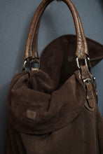画像をギャラリービューアに読み込む, "MAX MARA" EMBOSSED HANDLE SUEDE ONE SHOULDER BAG
