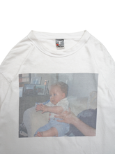 Load image into Gallery viewer, 00‘S UNKNOWN BABY PHOTO PRINTED TEE
