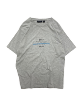 Load image into Gallery viewer, &quot;DKNY&quot; INFORMATION PRINT TEE
